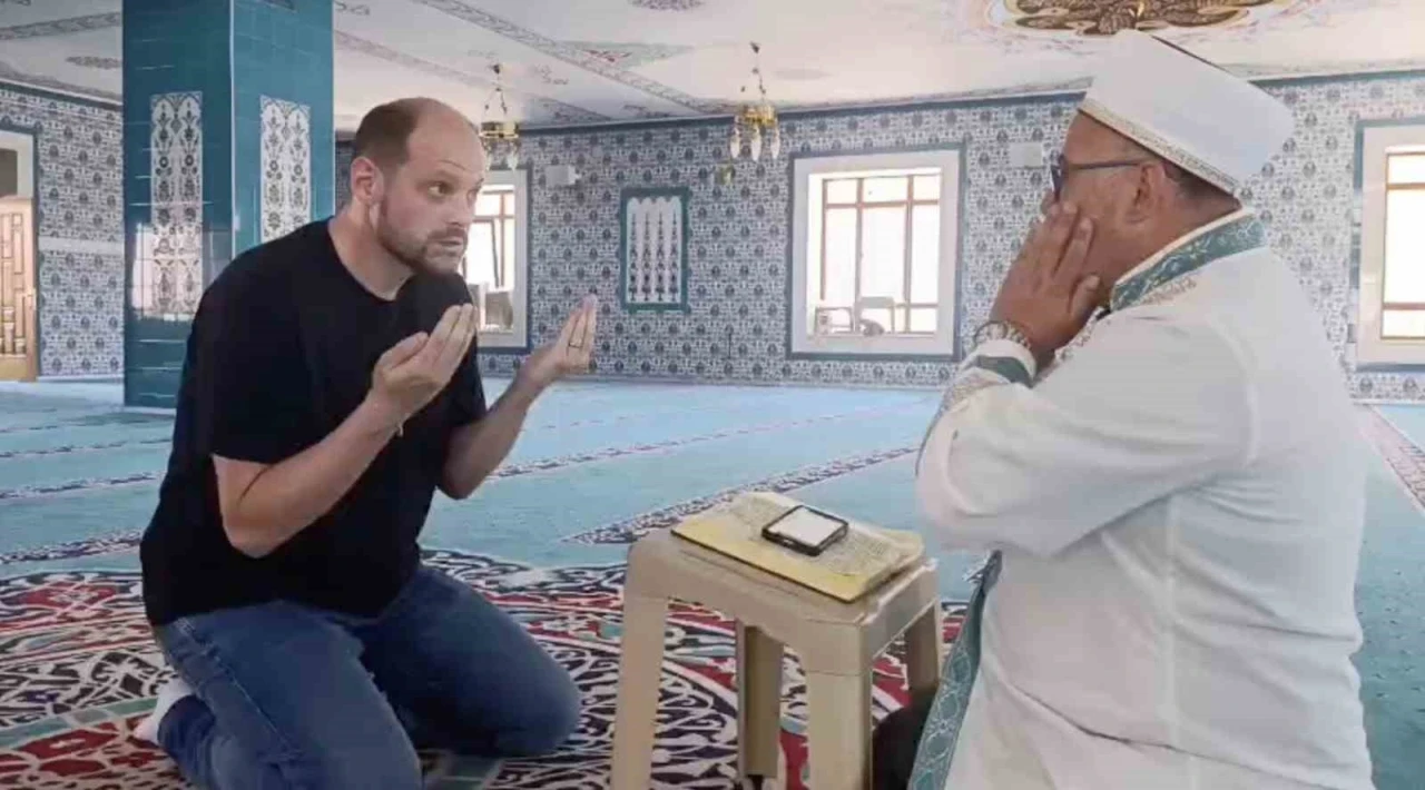 T&uuml;rk bayraklı nişanın ardından Alman damat M&uuml;sl&uuml;man oldu

