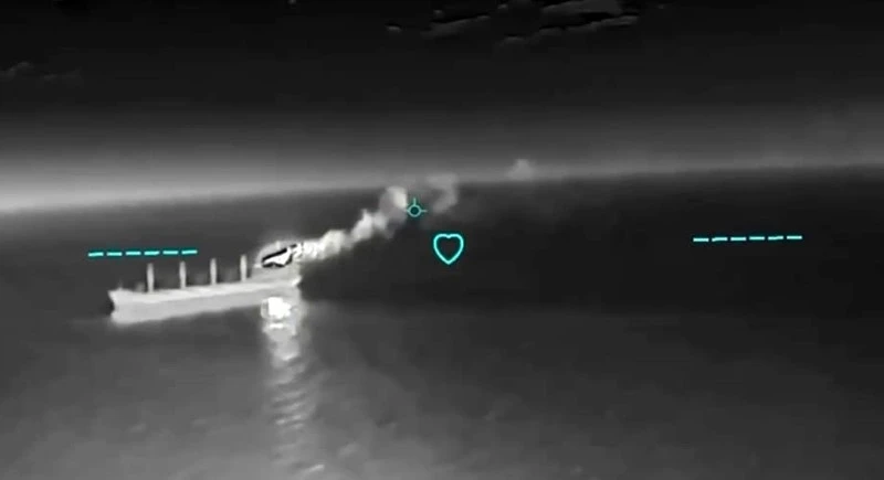 T&uuml;rk bayraklı "Mv Reyhan Sarı" isimli kuru y&uuml;k gemisine yapılan dron saldırısının g&ouml;r&uuml;nt&uuml;leri ortaya &ccedil;ıktı
