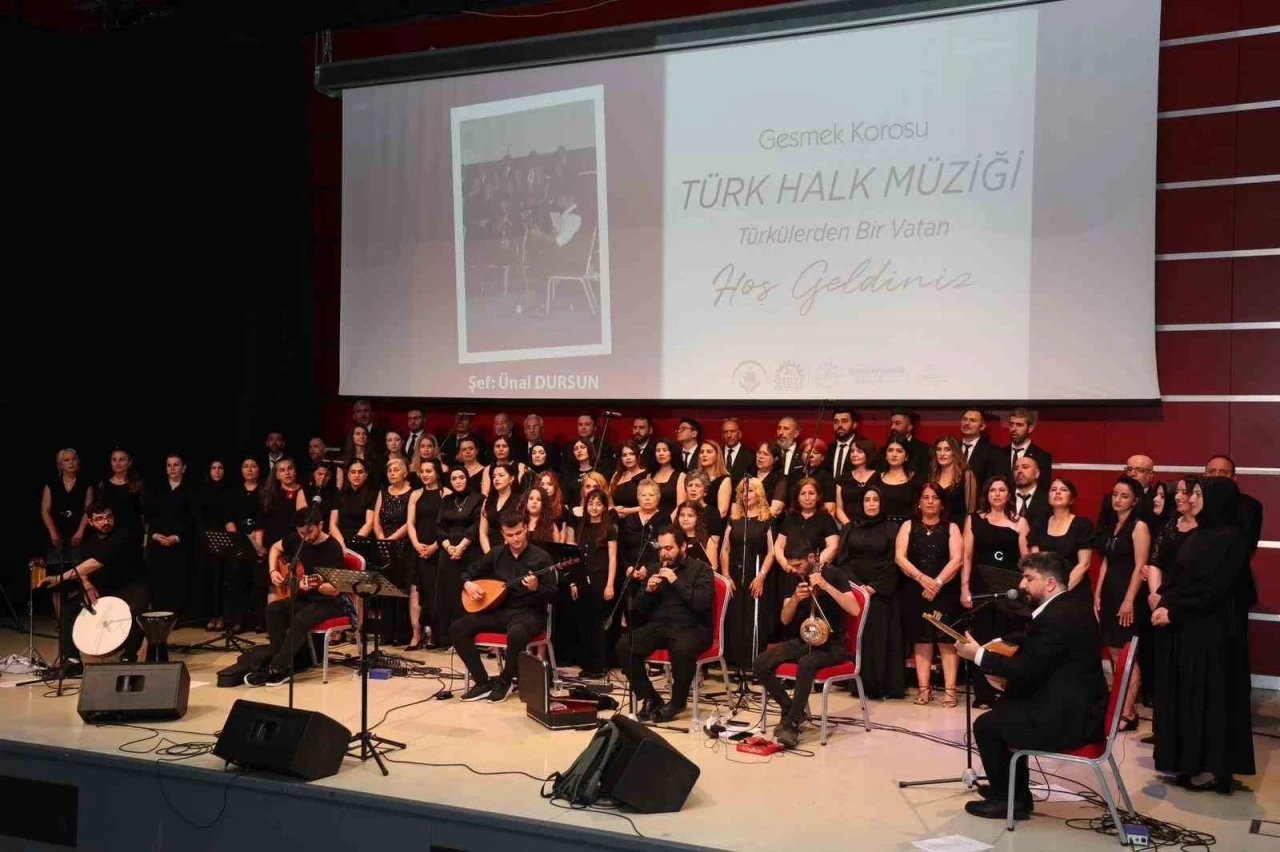 Türk halk müziği korosu dinleyenlerini adeta kültürel yolculuğa çıkardı
