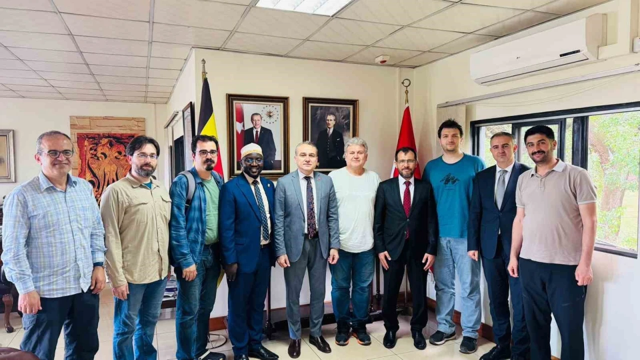 Türk hekimler Uganda’da binlerce hastaya umut oldu