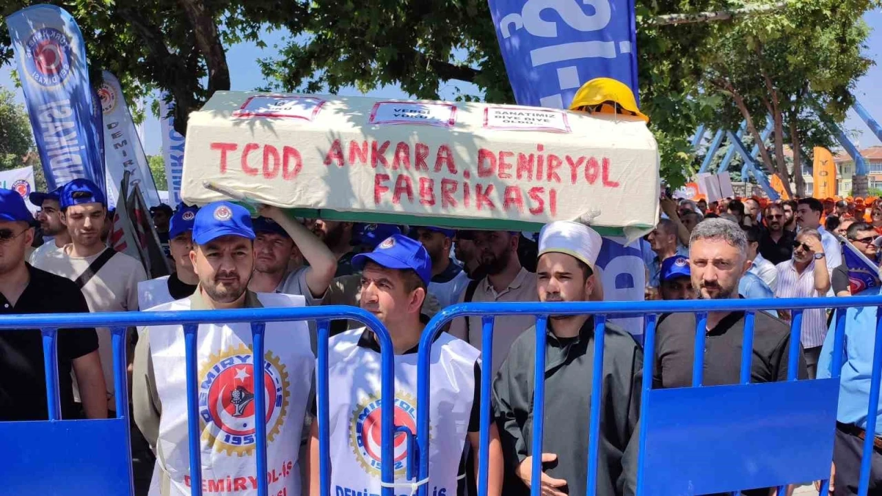 TÜRK-İŞ, bağlı olduğu sendikalarla birlikte Maliye Bakanlığına yürüdü
