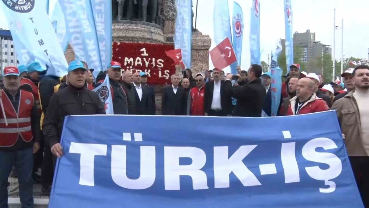 TÜRK-İŞ, Taksim’e çelenk bıraktı
