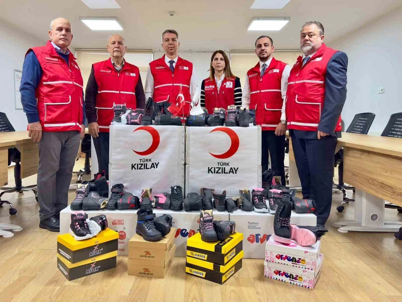 Türk Kızılay Manisa’dan kışlık ayakkabı kampanyası
