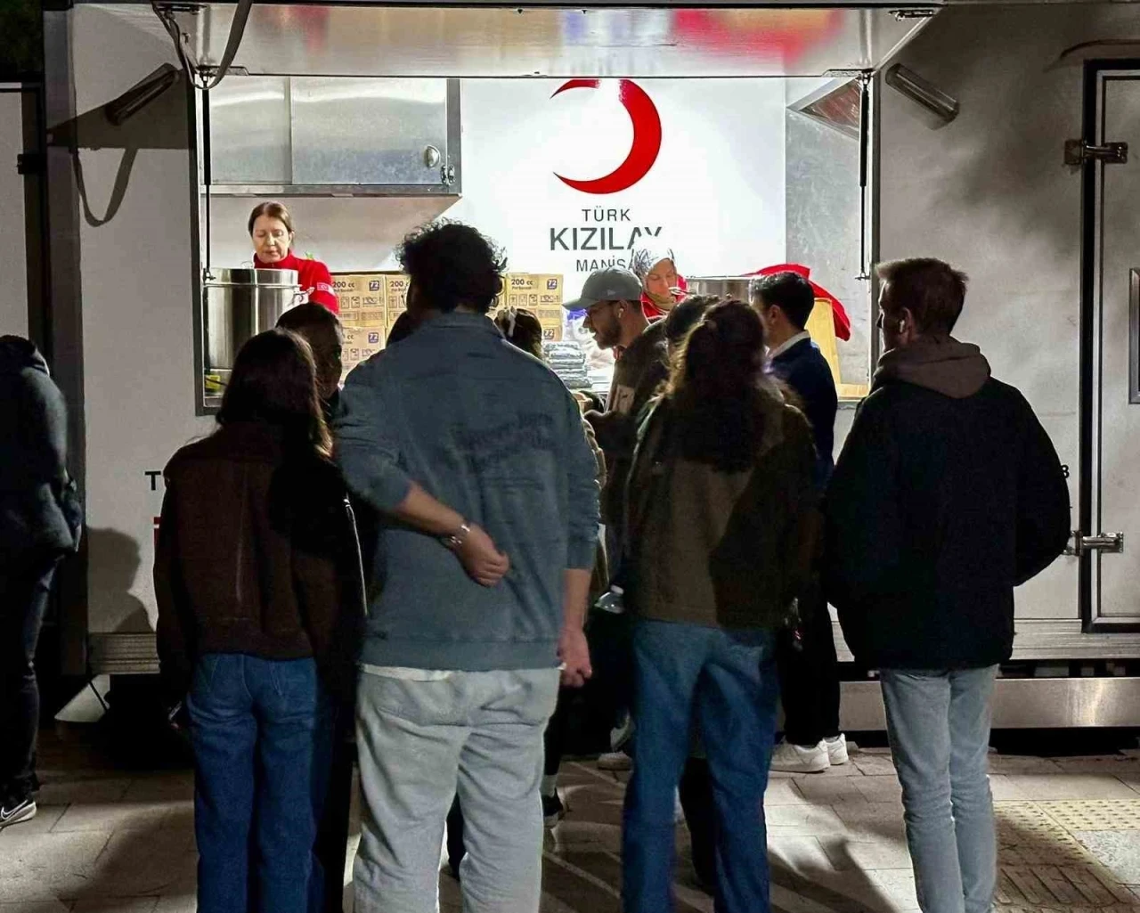 T&uuml;rk Kızılay Manisa&rsquo;dan &ouml;ğrencilere 5 bin kişilik ikramlık
