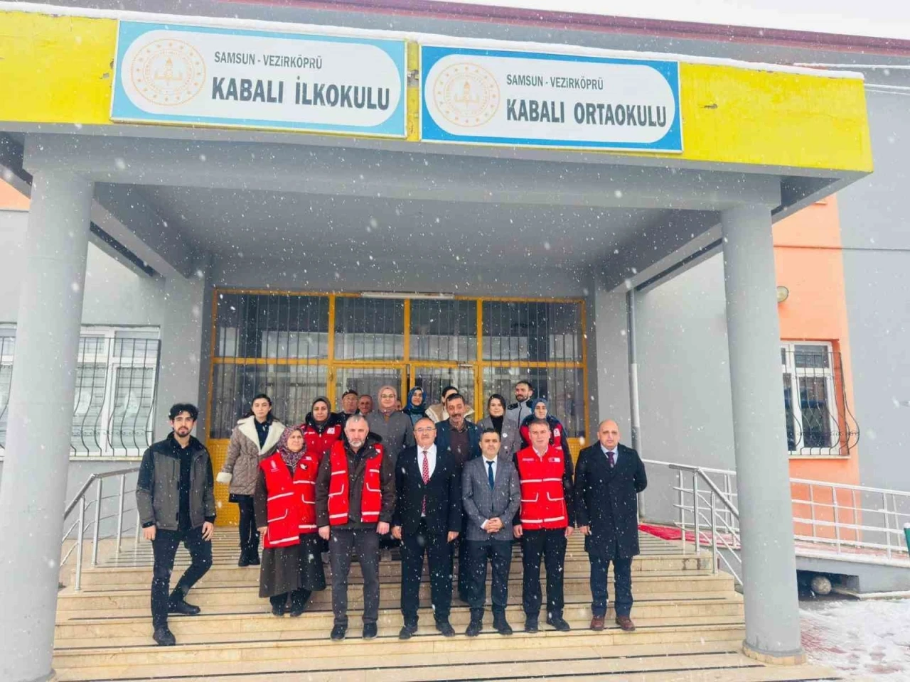 T&uuml;rk Kızılay Vezirk&ouml;pr&uuml;&rsquo;de 88 &ouml;ğrenciyi giydirdi
