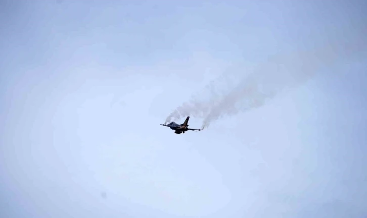 Türk pilotundan F16’nın sınırlarını aşan manevralar: SOLOTÜRK’ün nefes kesici gösterisi

