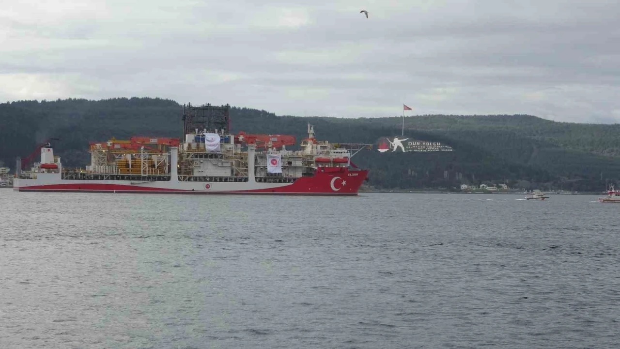 T&uuml;rk sondaj gemisi Yıldırım &Ccedil;anakkale Boğazı&rsquo;ndan ge&ccedil;ti
