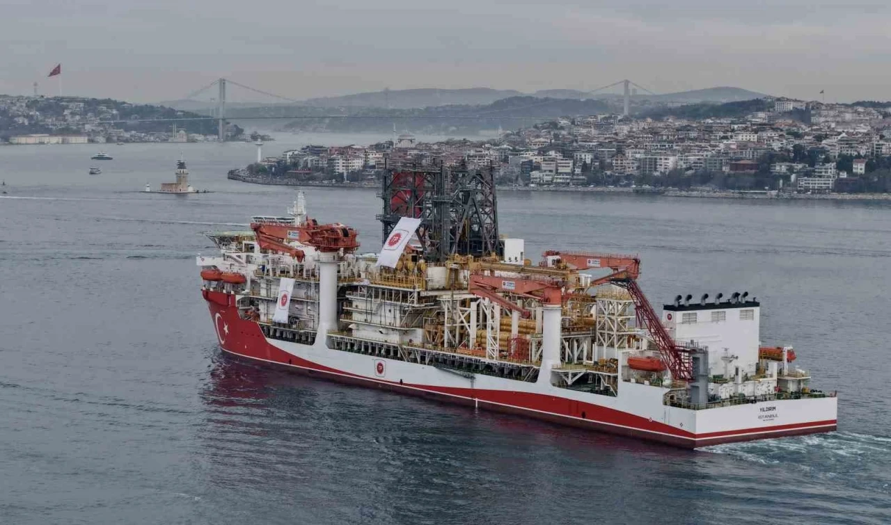 T&uuml;rk sondaj gemisi Yıldırım İstanbul Boğazı&rsquo;ndan ge&ccedil;ti
