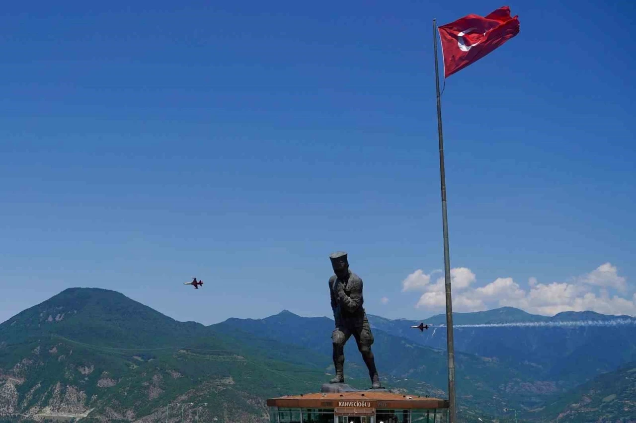 T&uuml;rk Yıldızları Artvin semalarında prova u&ccedil;uşuyla nefes kesti
