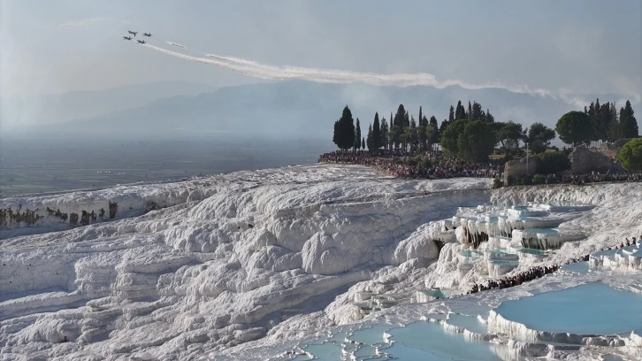 T&uuml;rk Yıldızları, Pamukkale&rsquo;ye damgasını vurdu

