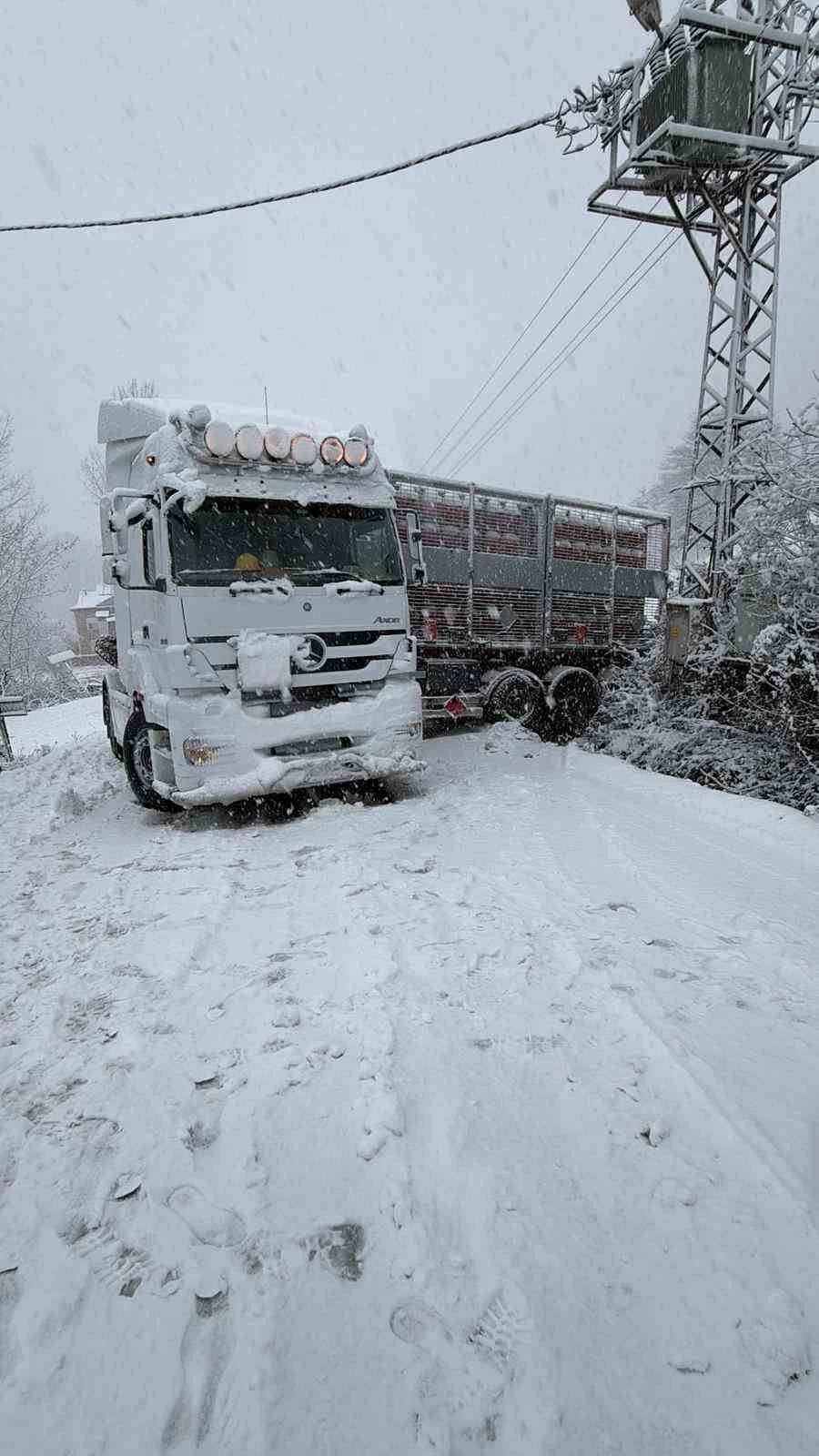T&uuml;rkeli&rsquo;de doğalgaz tırı karda kaydı, yol ulaşıma kapandı
