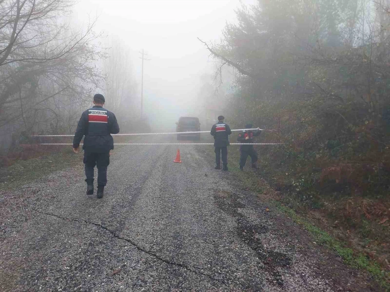 T&uuml;rkeli&rsquo;de heyelan nedeniyle k&ouml;y yolu ulaşıma kapandı

