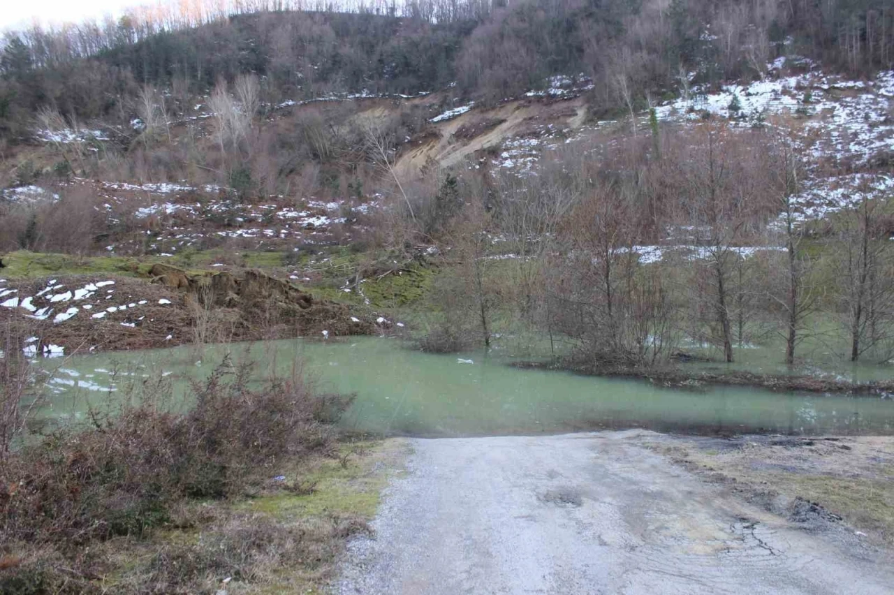 T&uuml;rkeli&rsquo;de kapanan yol g&ouml;lete &ccedil;ıkıyor: Navigasyonla yola giren s&uuml;r&uuml;c&uuml; faciaya ramak kala durdu
