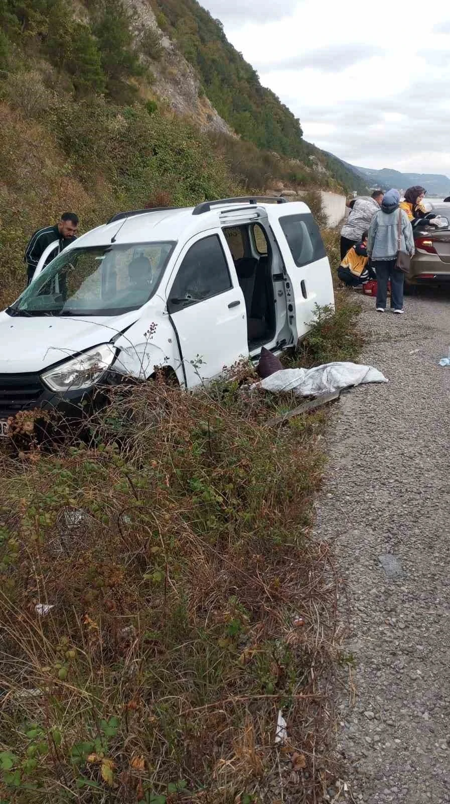 Türkeli’de otomobil istinat duvarına çarptı: 3 yaralı
