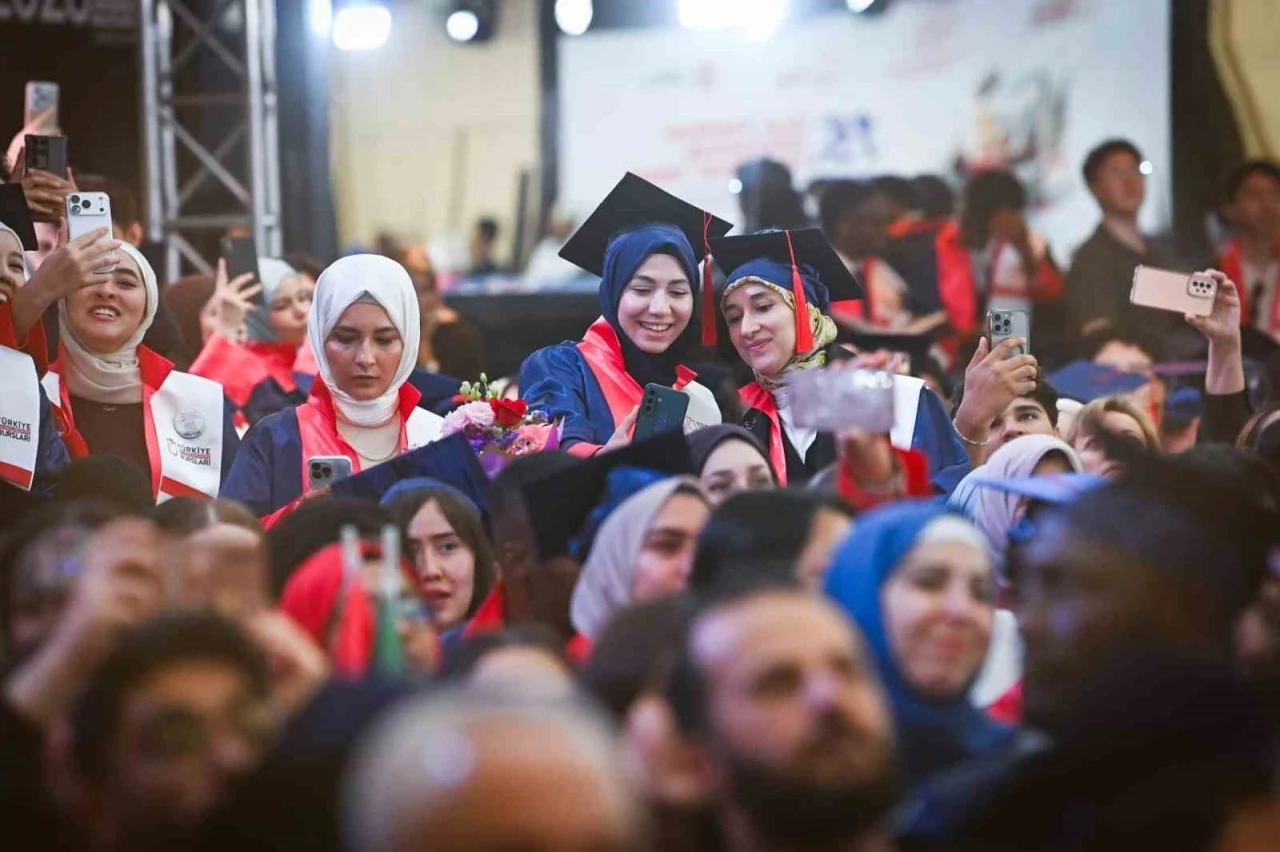 T&uuml;rkiye Bursları d&uuml;nyaya 2 bin 800 yeni g&ouml;n&uuml;l el&ccedil;isi kazandırdı

