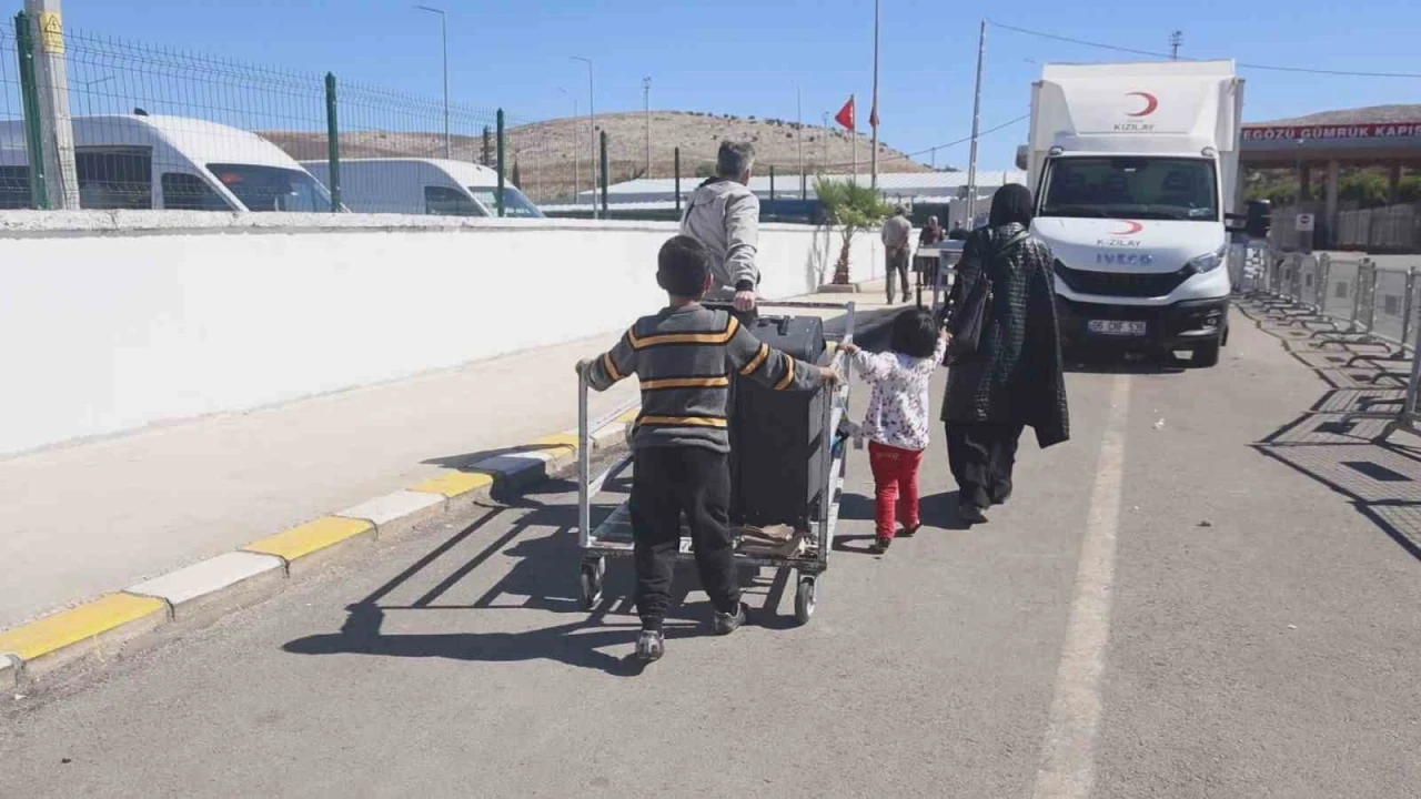 Türkiye’de doÄŸup büyüyen 9 yaşındaki Suriyeli çocuk, gözyaÅŸları içerisinde "Türkiye benim ikinci vatanım" sözleriyle ülkesine döndü