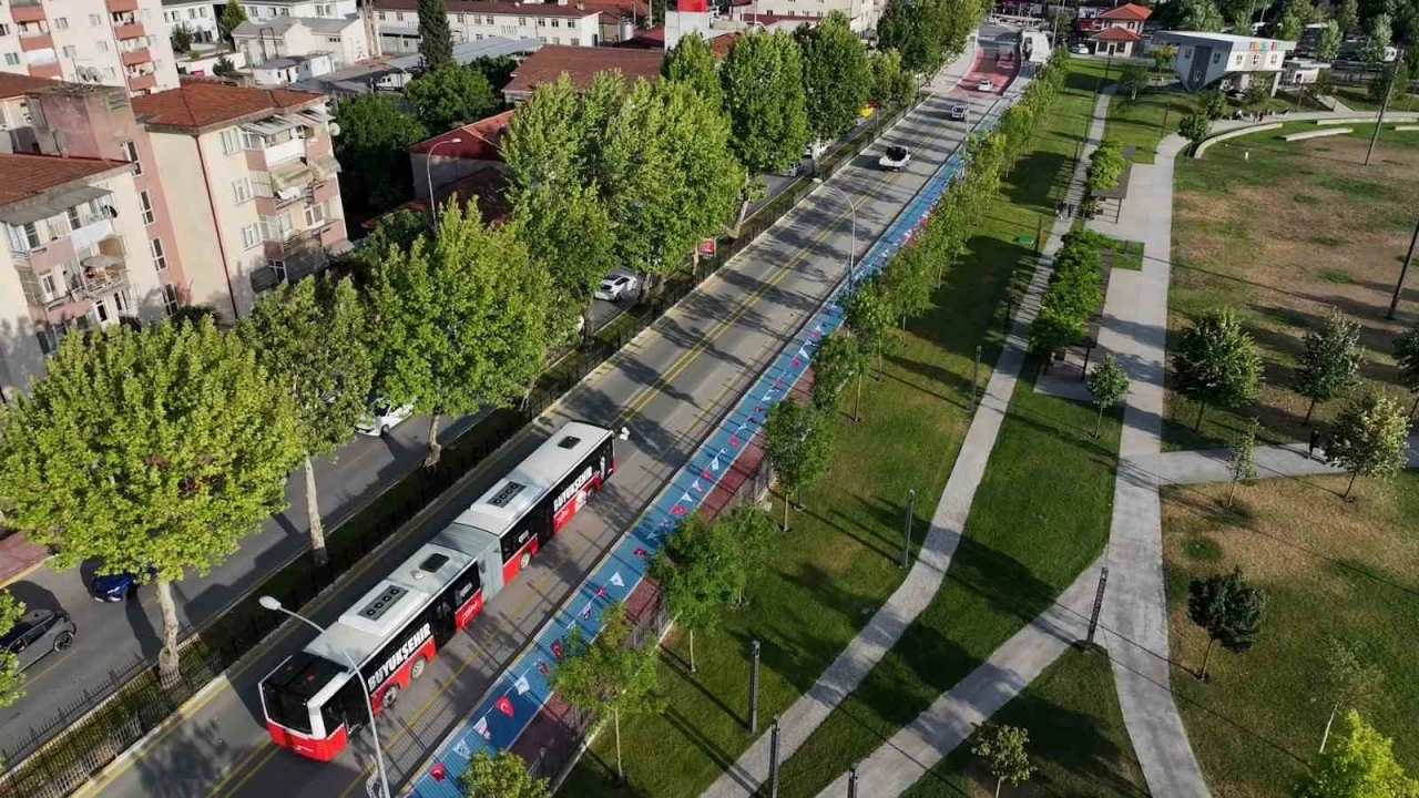 Türkiye’de ikinci şehir Sakarya oldu: Metrobüsler ilk seferini yaptı
