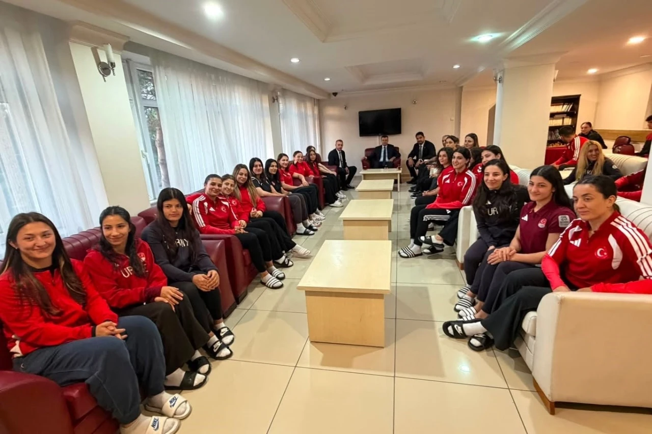 T&uuml;rkiye G&uuml;reş Federasyonu Başkanı Taha Akg&uuml;l Niğde&rsquo;de
