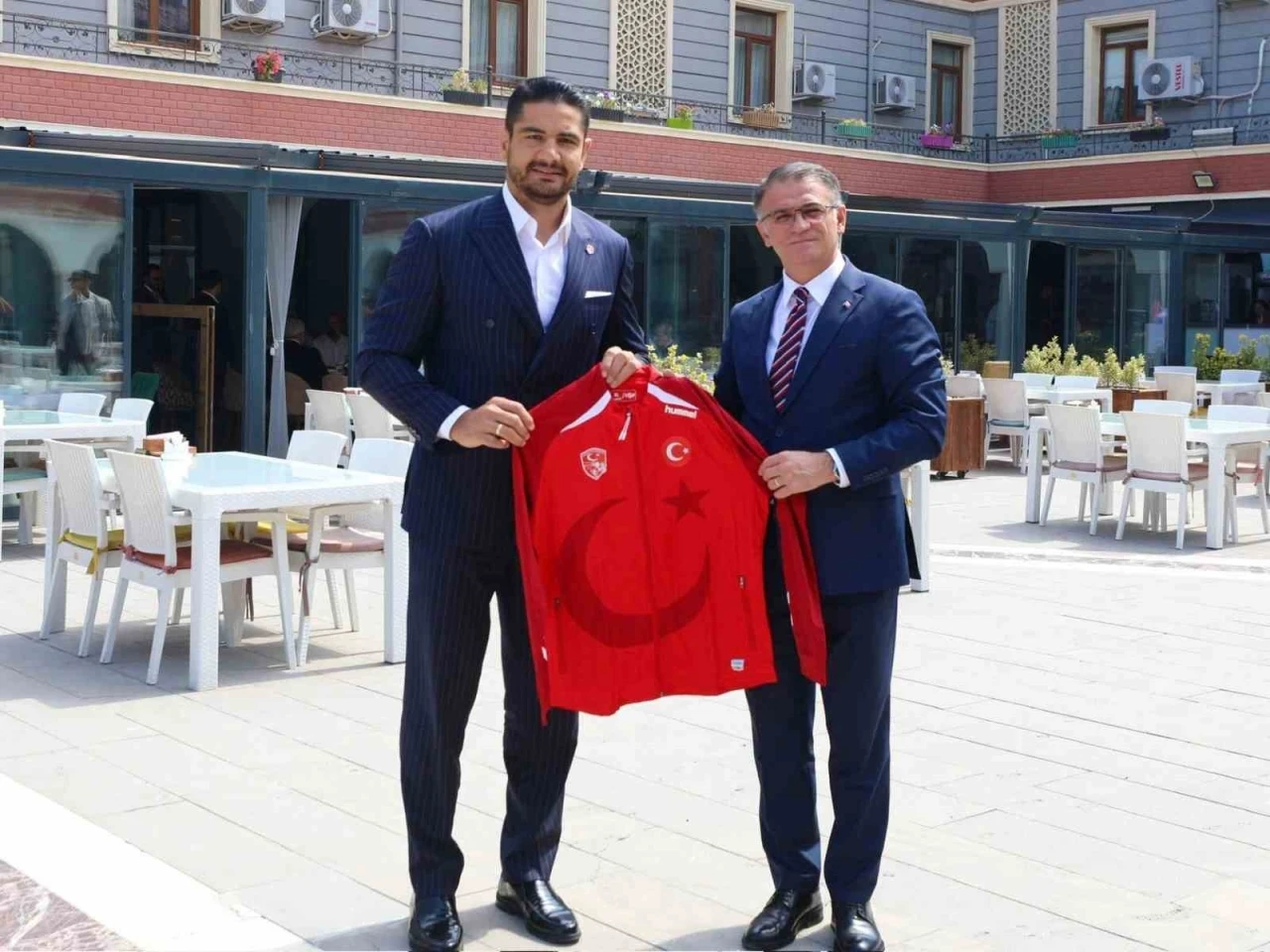 Türkiye Güreş Federasyonu Başkanı Taha Akgül, Van Valisi Ozan Balcı’yı ziyaret etti

