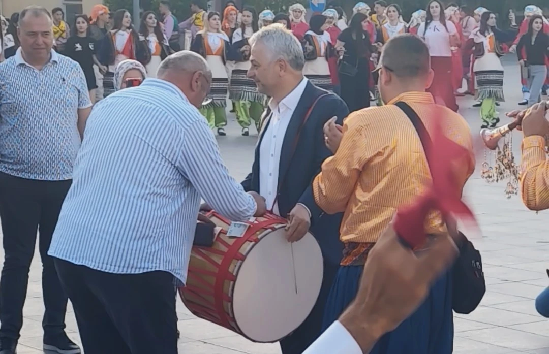 T&uuml;rkiye Halk Oyunları Federasyonu Başkanı davul &ccedil;alarak bahşiş topladı
