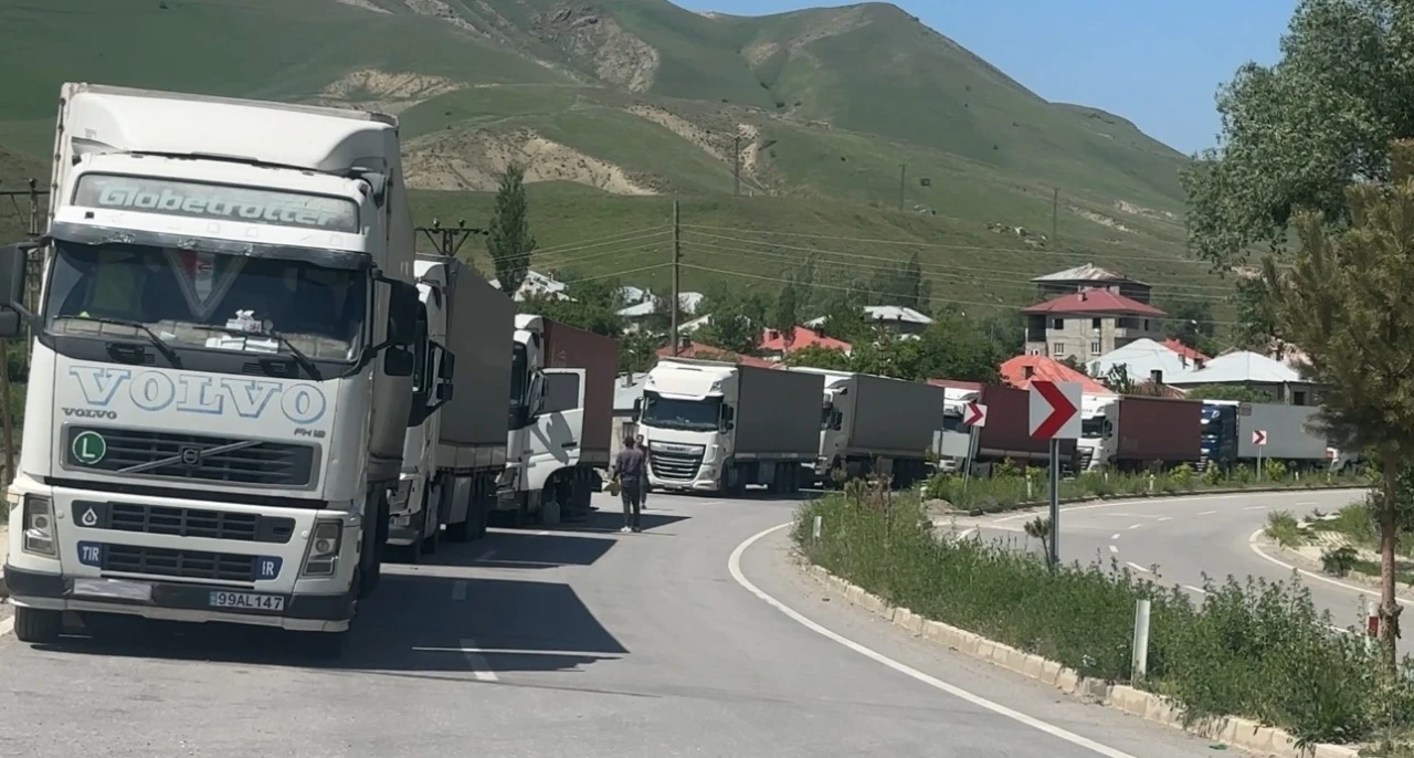 Türkiye-İran sınırında 2 kilometrelik tır kuyruğu
