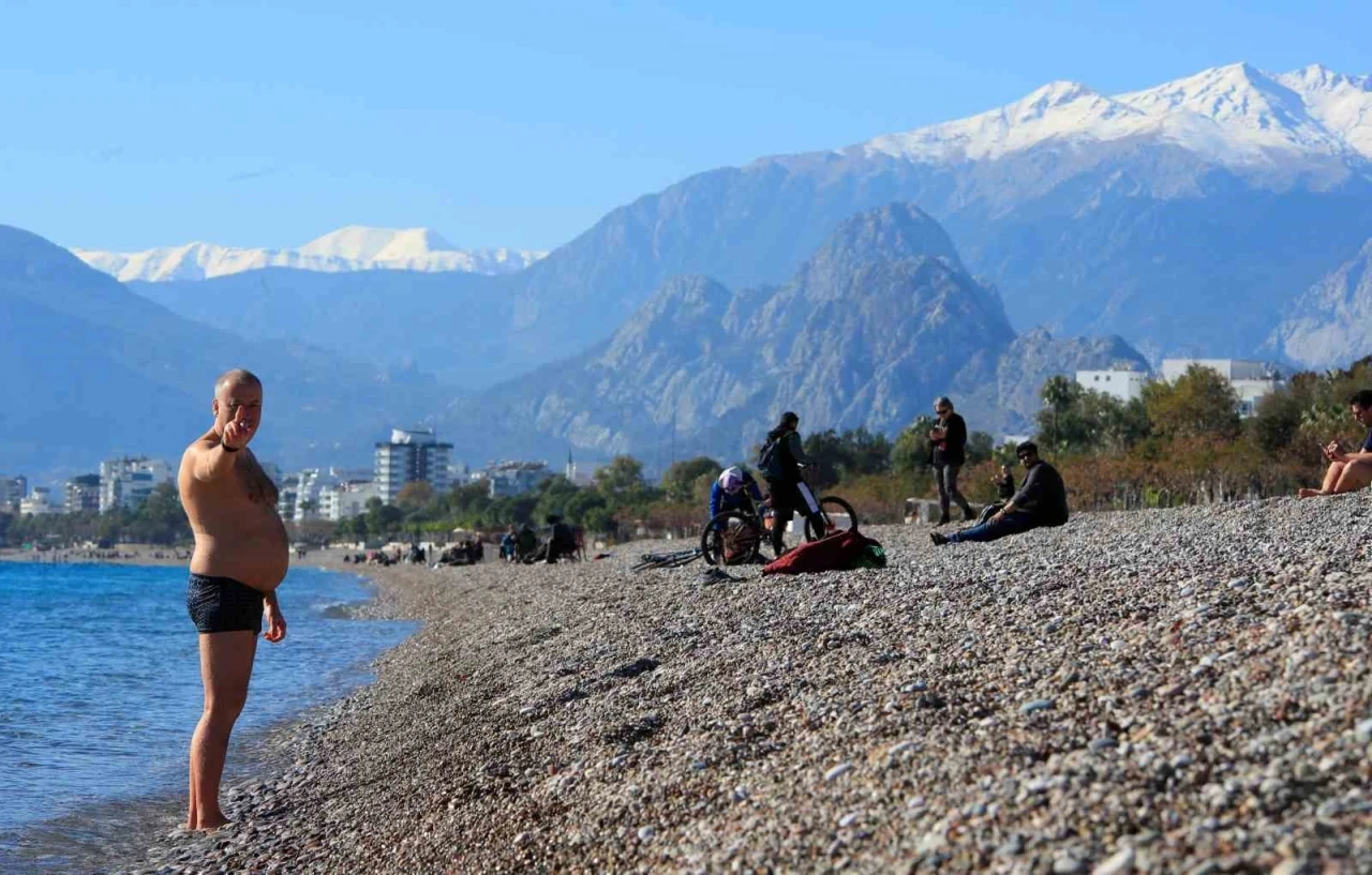 T&uuml;rkiye karla m&uuml;cadele ederken Antalya&rsquo;da deniz sefası
