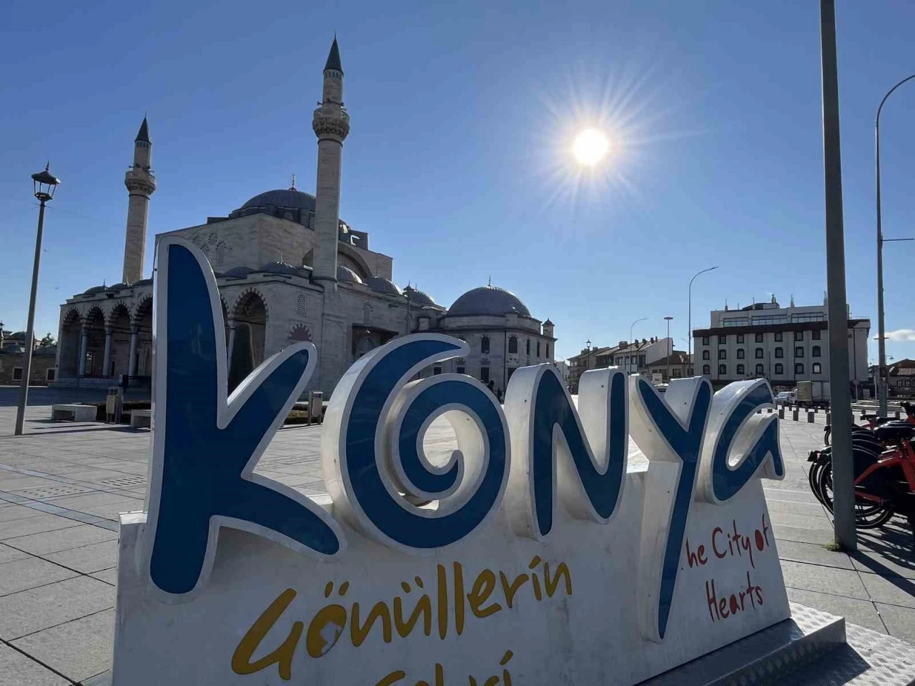 T&uuml;rkiye&rsquo;nin d&ouml;rt bir yanında kar, Konya&rsquo;da g&uuml;neş var
