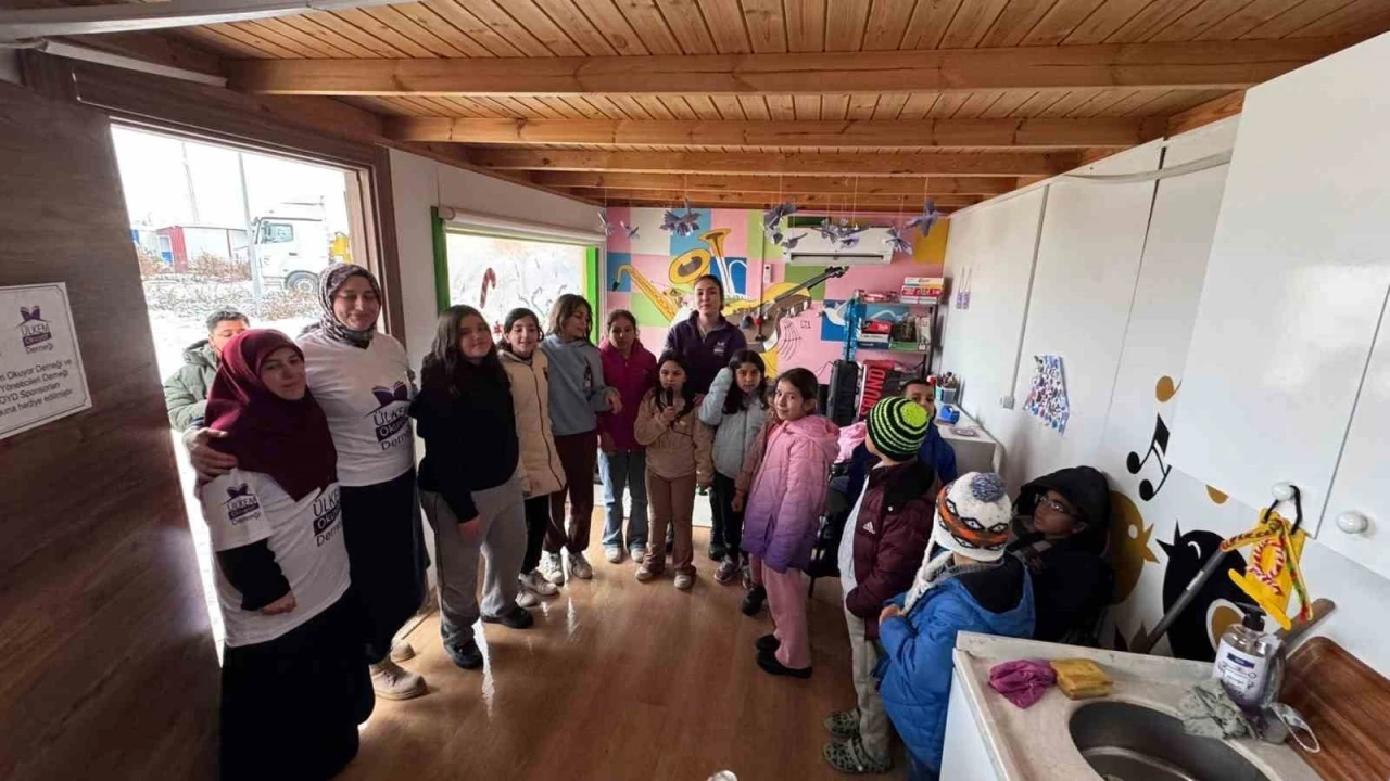 T&uuml;rkiye&rsquo;nin d&ouml;rt bir yanından g&ouml;nderilen yılbaşı ikramlıkları &ouml;ğrencilere ulaştırıldı
