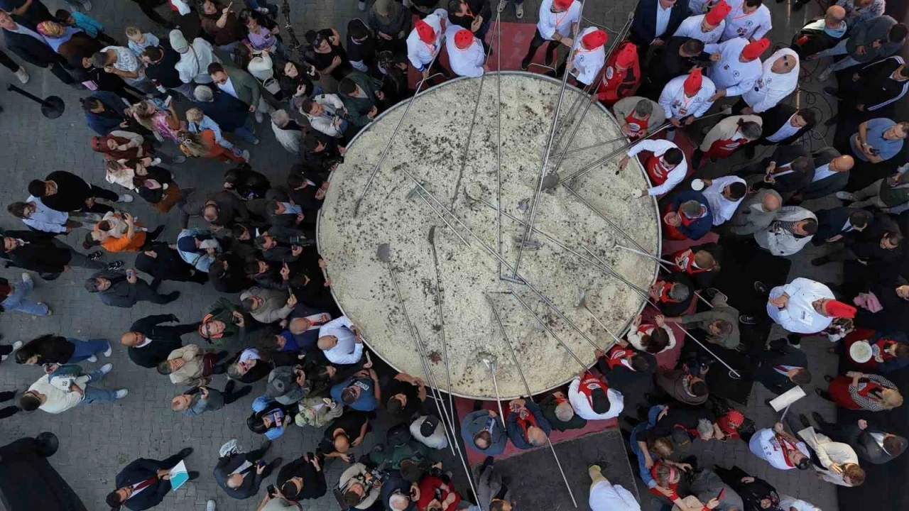 Türkiye’nin en büyük tenceresinde 6 ton pilav pişirildi
