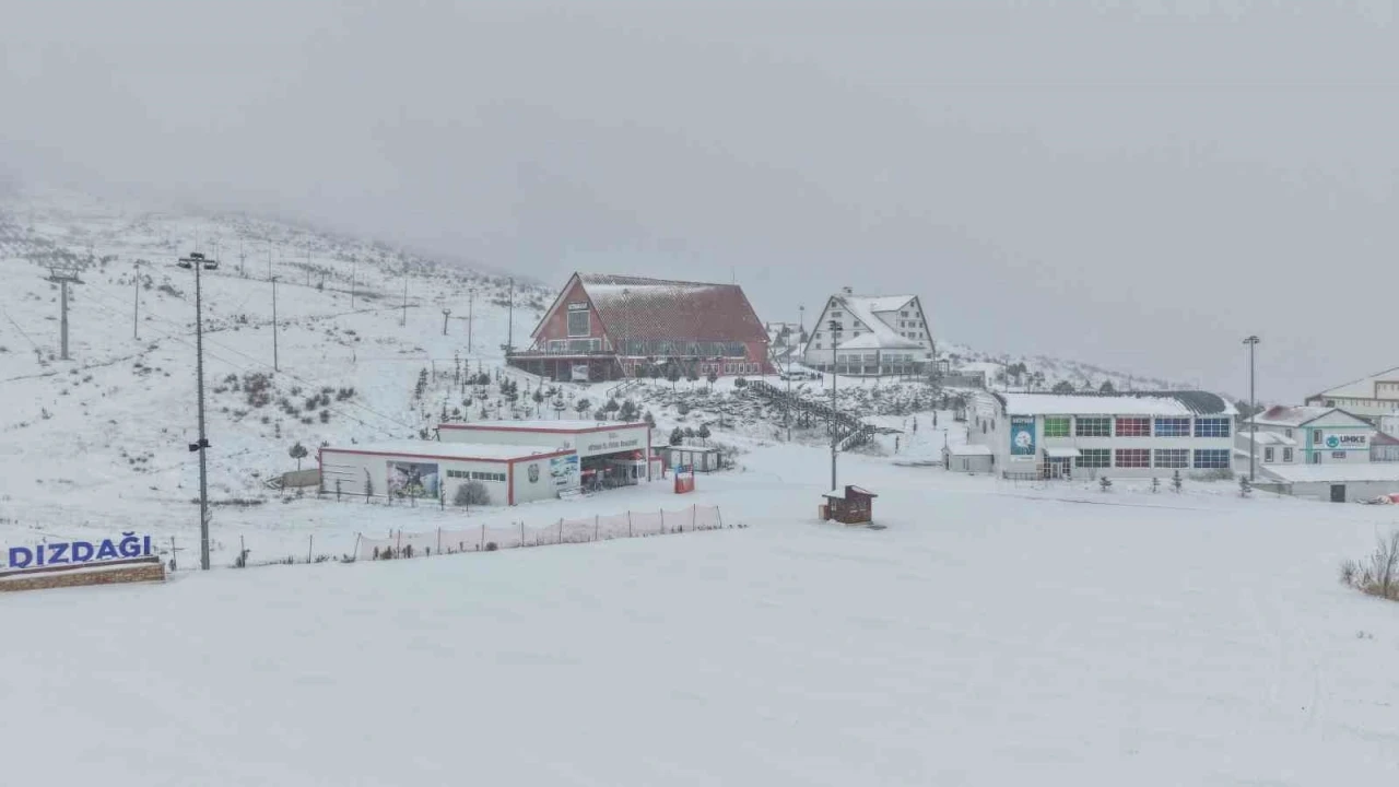 T&uuml;rkiye&rsquo;nin en ekonomik kayak tesisi beyaza b&uuml;r&uuml;nd&uuml;
