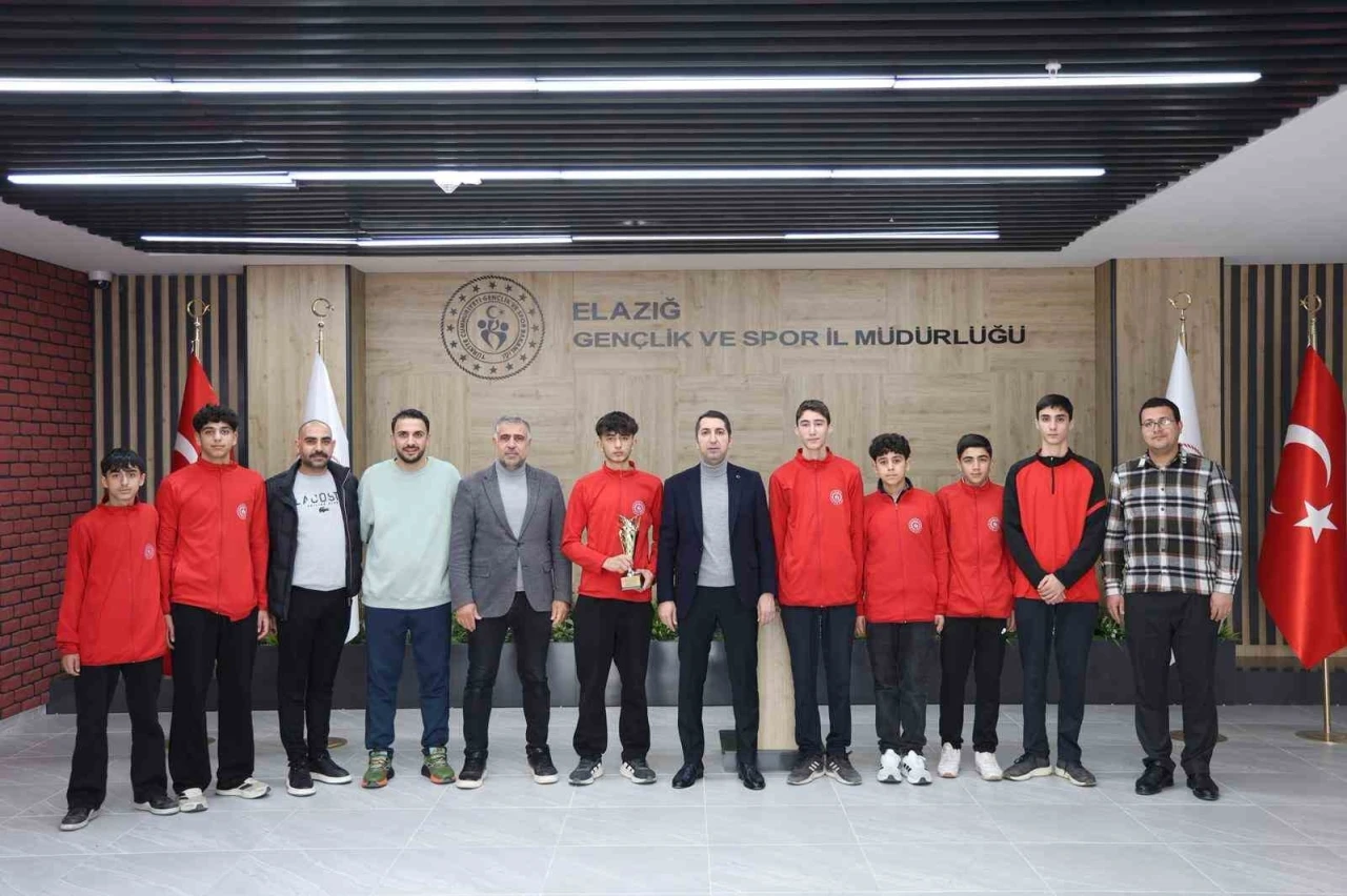 T&uuml;rkiye&rsquo;nin en gen&ccedil; hokey takımından b&uuml;y&uuml;k başarı
