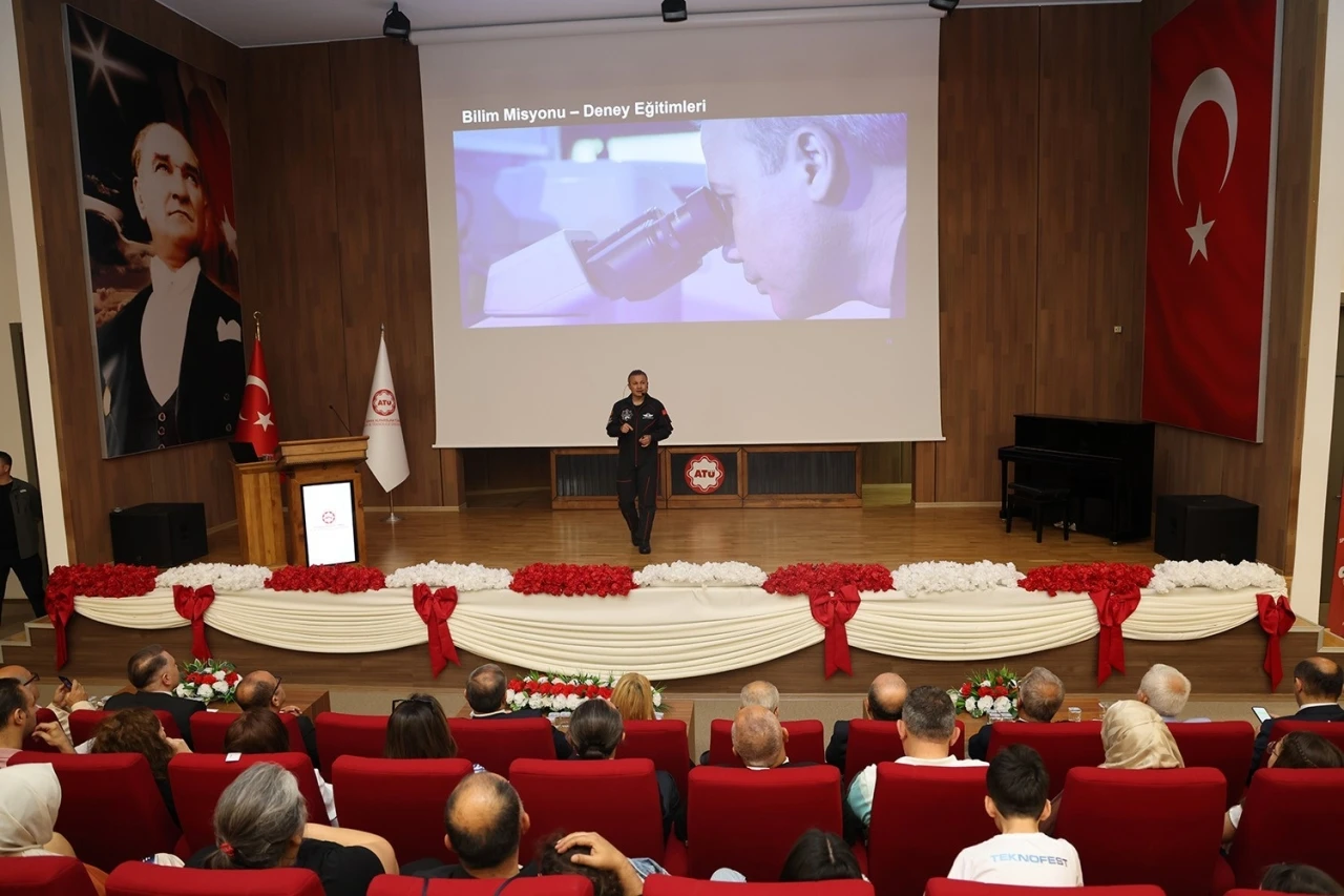 Türkiye’nin ilk astronotu Alper Gezeravcı ATÜ’de öğrencilerle buluştu
