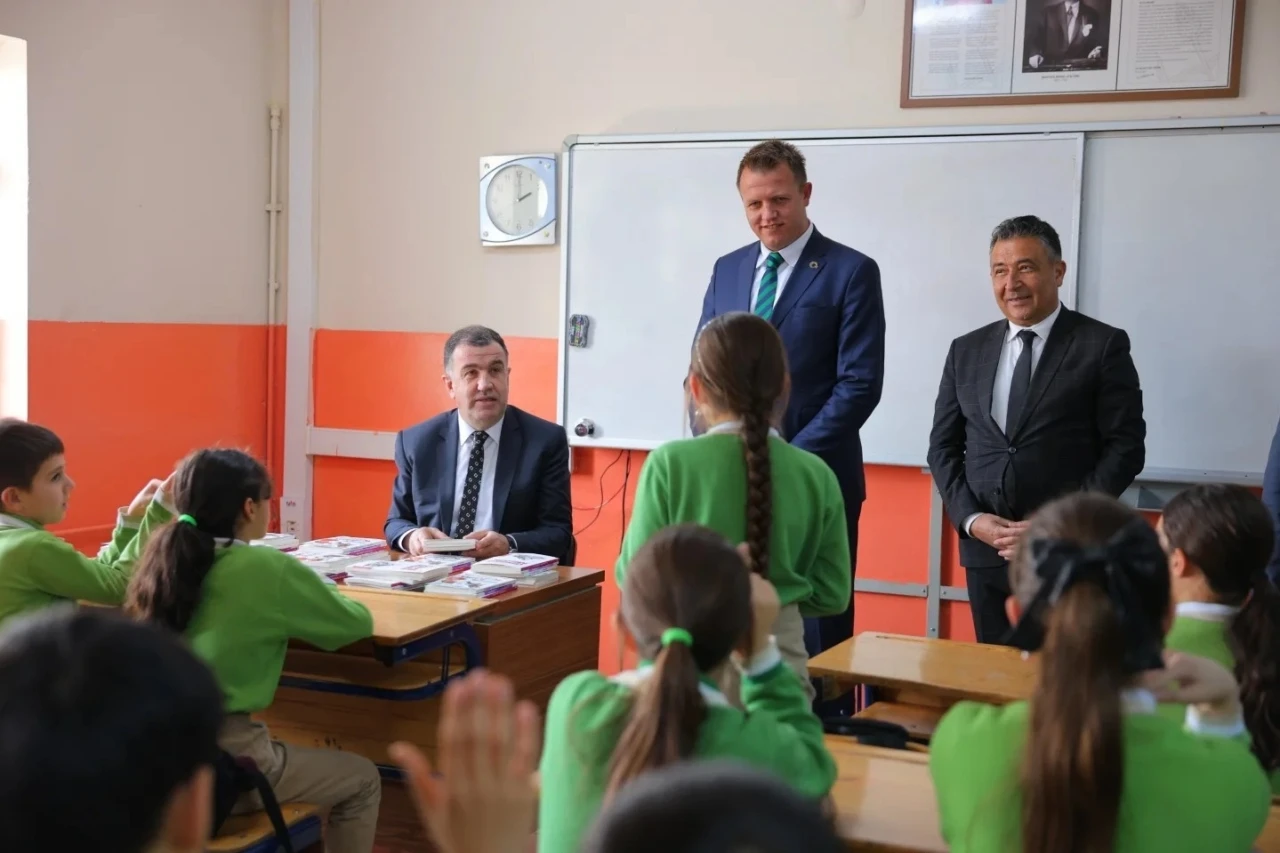 ’Türkiye’nin Kitap Kurtları Yarışıyor’ projesi kapsamında öğrencilere kitapları dağıtıldı