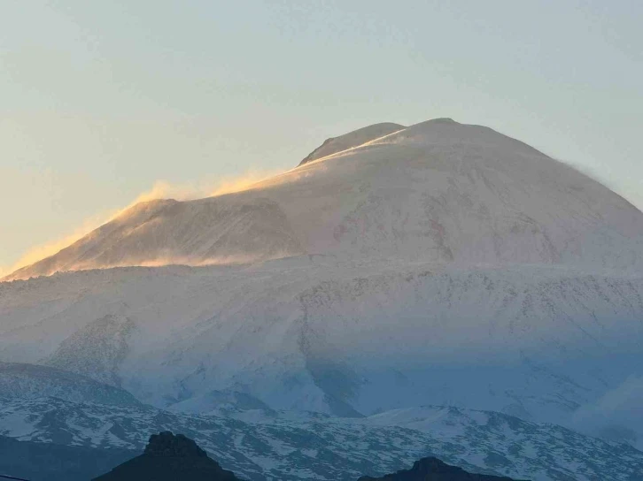 T&uuml;rkiye&rsquo;nin zirvesindeki fırtına g&ouml;r&uuml;nt&uuml;lendi
