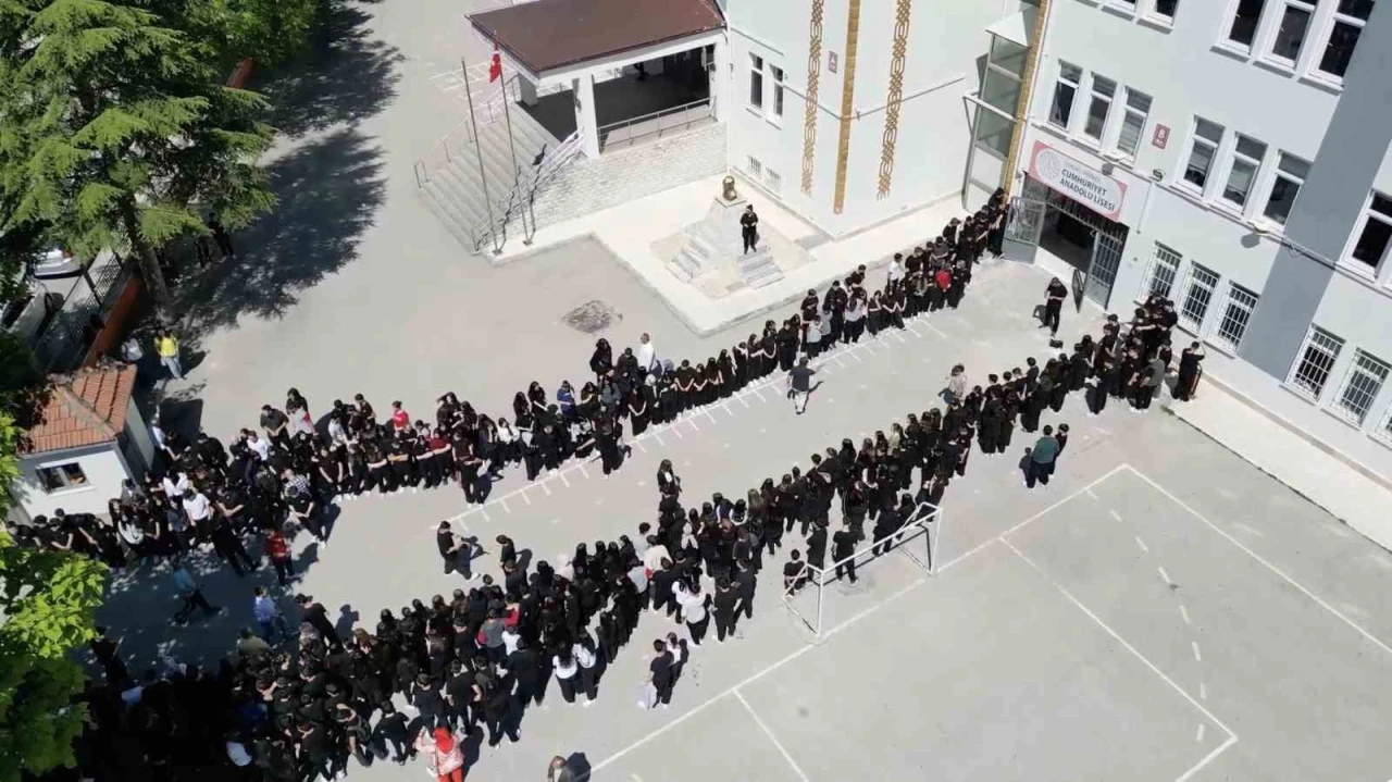 Türkiye şampiyonu olan öğrencilere meşaleli karşılama