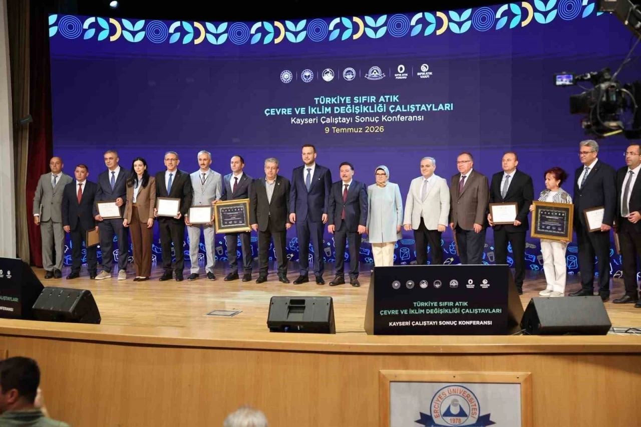 T&uuml;rkiye Sıfır Atık &Ccedil;alıştayı Sonu&ccedil; Konferansı&rsquo;nda Kayseri B&uuml;y&uuml;kşehir&rsquo;e teşekk&uuml;r plaketi
