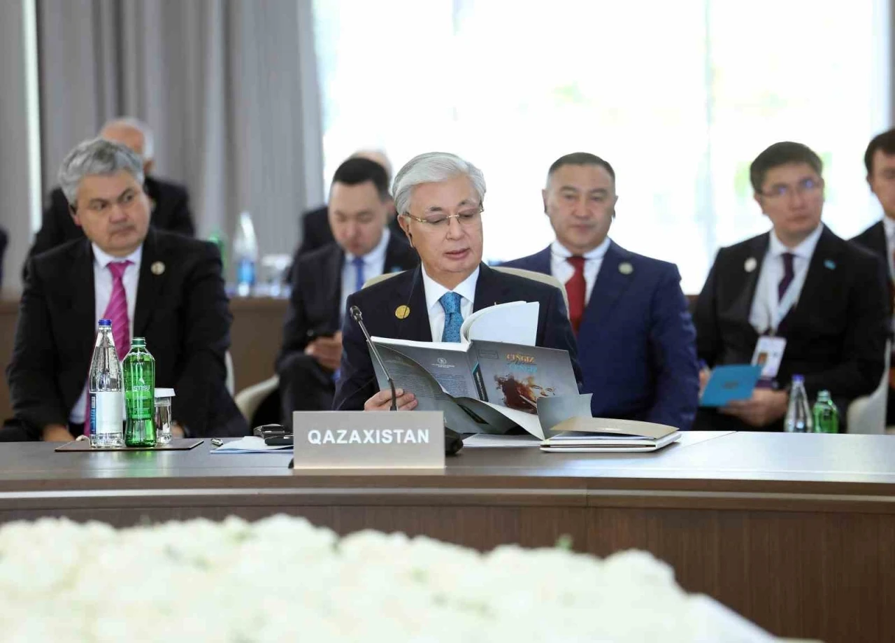 Türkiye, TDT Zirvesi’nde liderlere Cengiz Aytmatov’un ortak alfabe ile yazılan kitabını hediye etti
