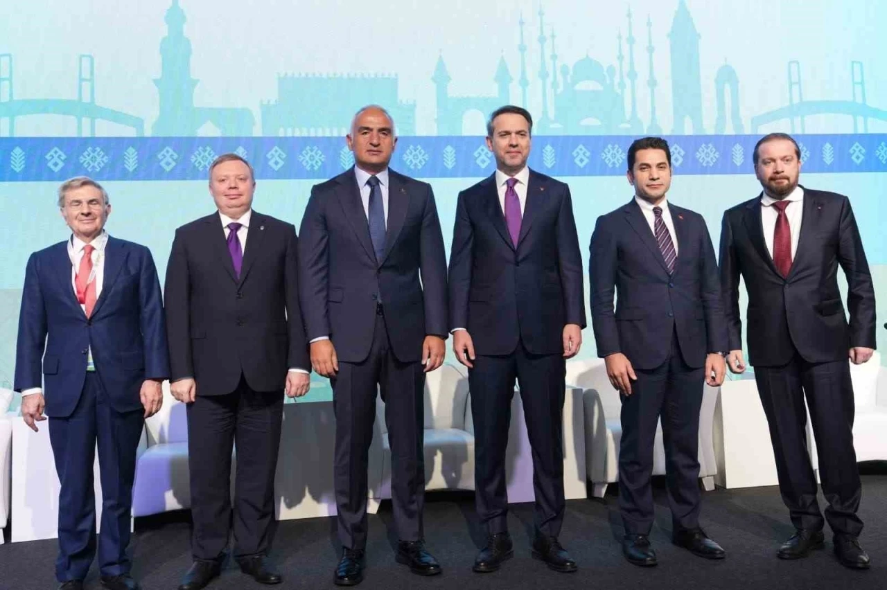 Türkiye turizmde zirveye yürüyor: 62 milyon ziyaretçi, 61 milyar dolar gelir
