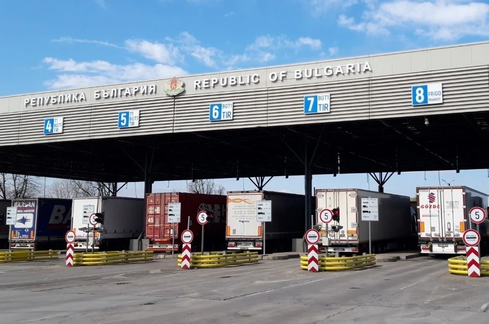 T&uuml;rkiye&rsquo;ye gelmek isteyen tırlardaki 85 bin euro ve 426 gram altın komşuya takıldı
