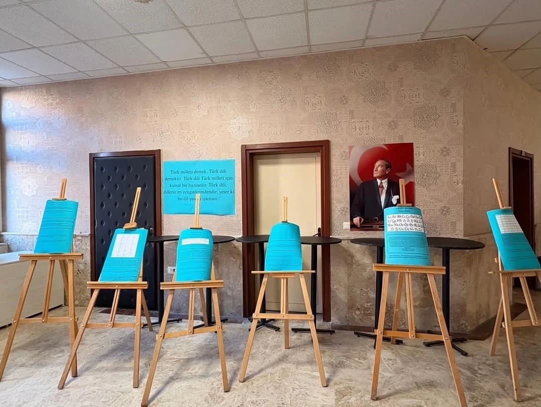 T&uuml;rklerin tarih boyunca kullandığı alfabeler Denizli&rsquo;de sergilendi
