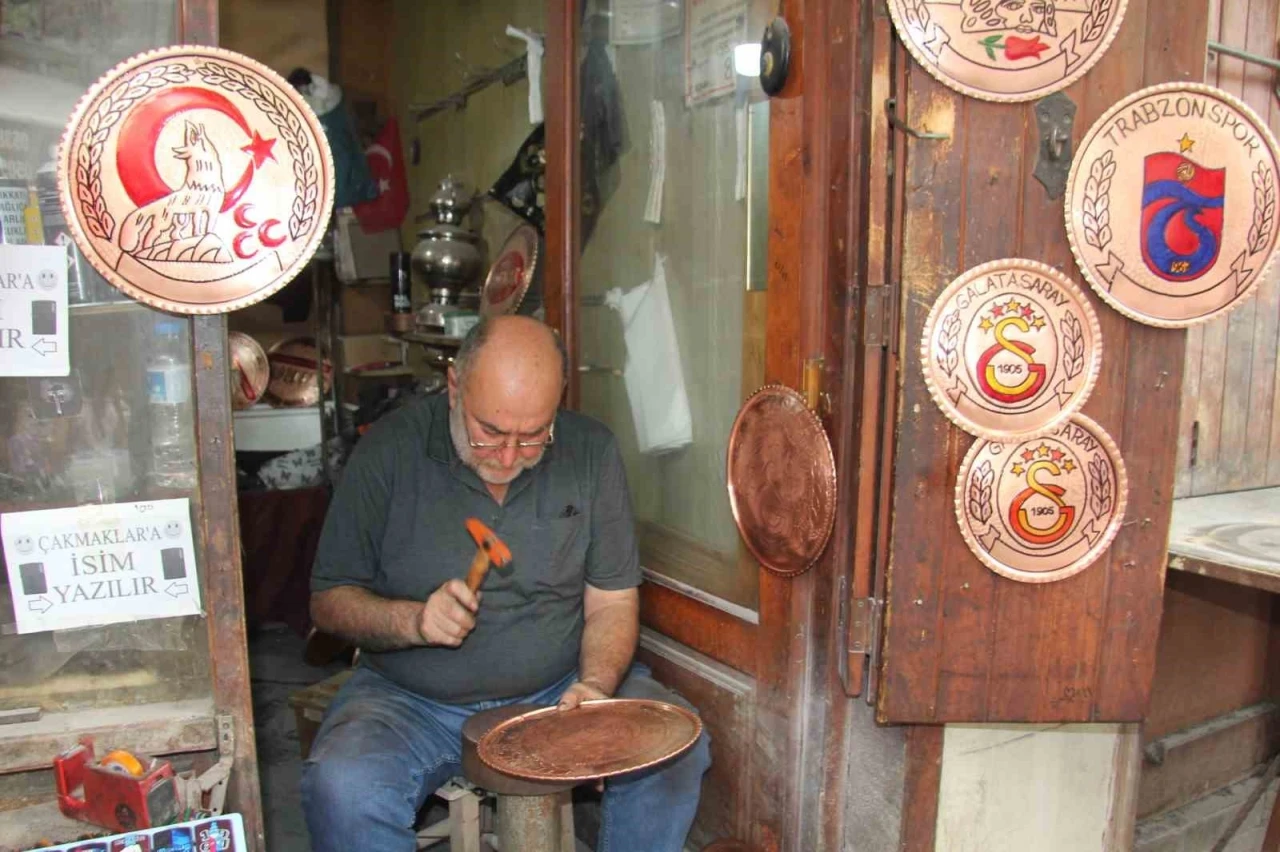 Türkü söyleyerek bakıra şekil veriyor
