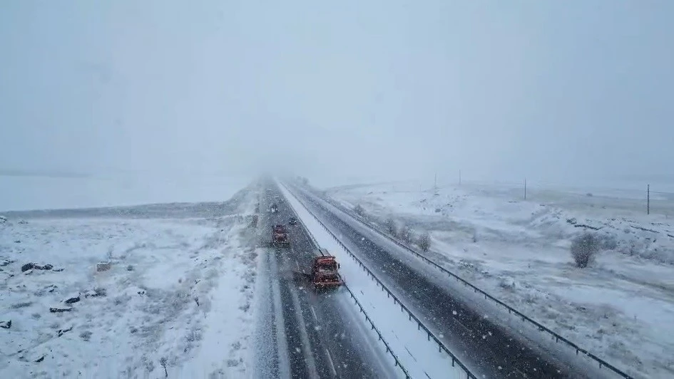 Turuncu kaplanların Bayburt-Gümüşhane yolunda karla mücadelesi sürüyor
