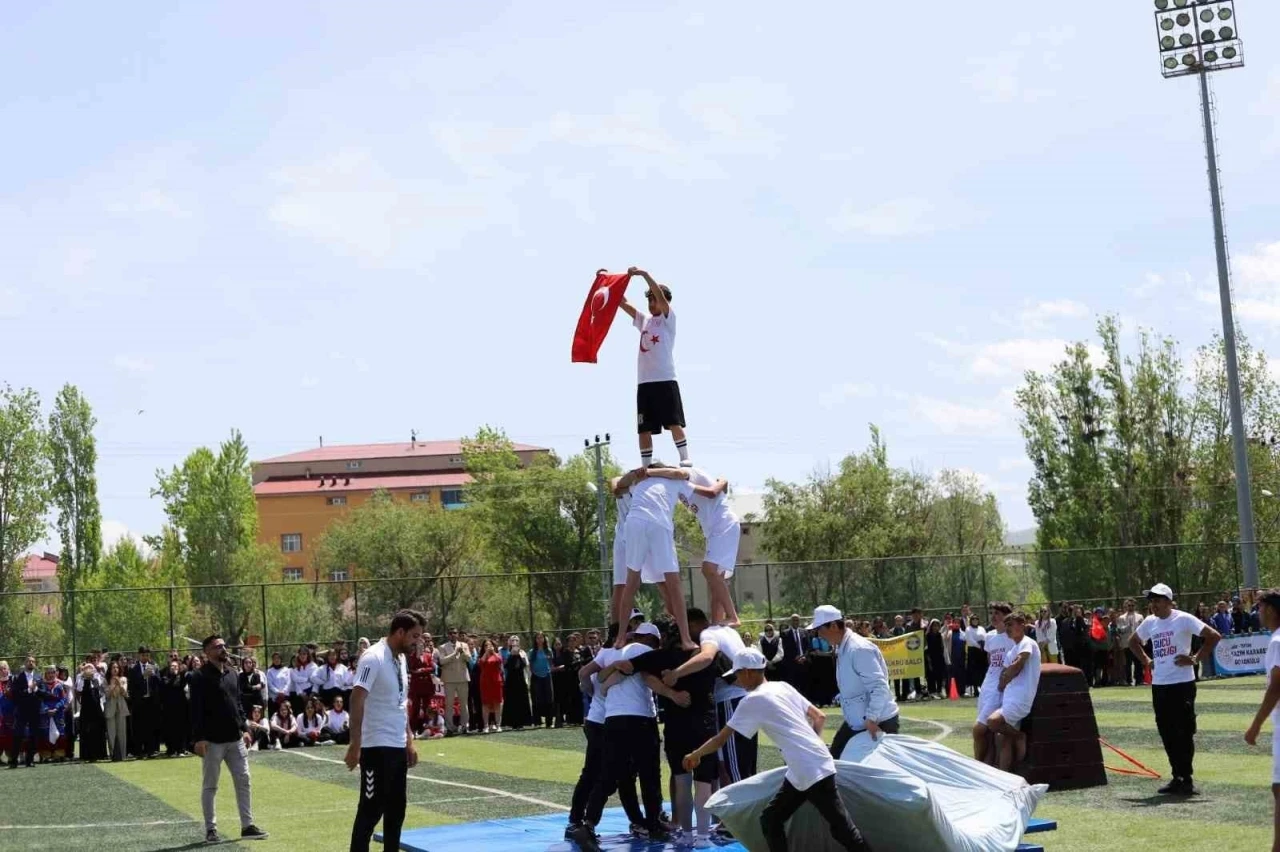 Tutak’ta 19 Mayıs Atatürk’ü anma Gençlik ve Spor Bayramı Coşkuyla kutlandı
