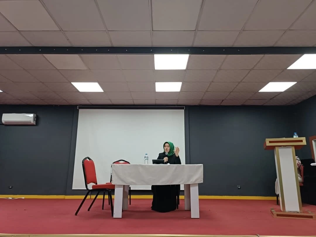 Tutak’ta &quot;Aileyi  Ayakta Tutan Değerler&quot; konulu konferans düzenledi.
