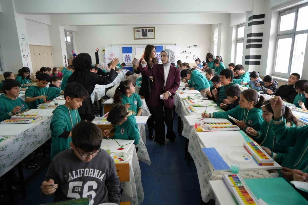 Tuval başında umut: Erzincanlı &ccedil;ocuklar sanatla buluştu
