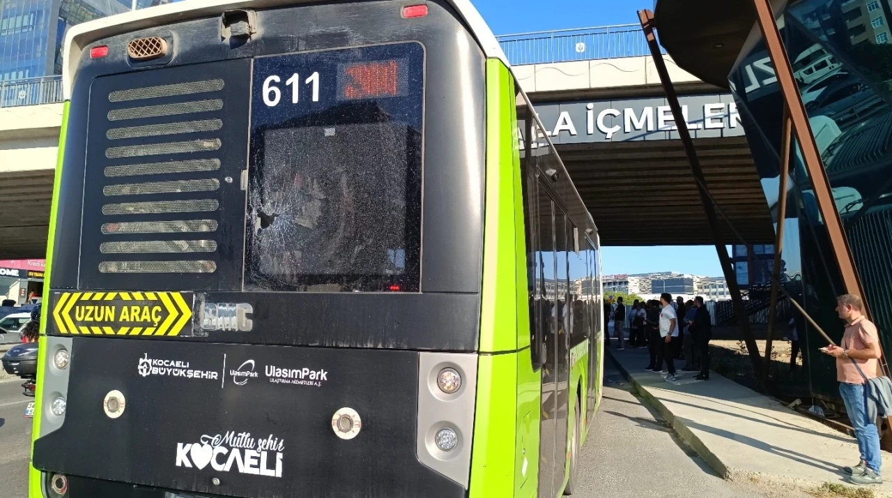 Tuzla&rsquo;da ani fren yapan yolcu otob&uuml;s&uuml;ne beton pompası &ccedil;arptı: Cam patladı, yolcular yere savruldu
