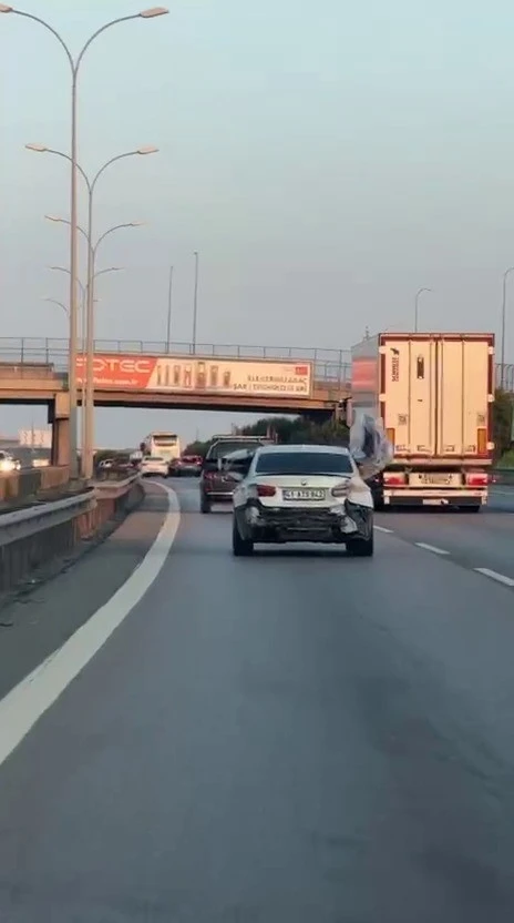 Tuzla’da ilginç görüntü: Otomobilin tamponunu arka koltukta taşıdı
