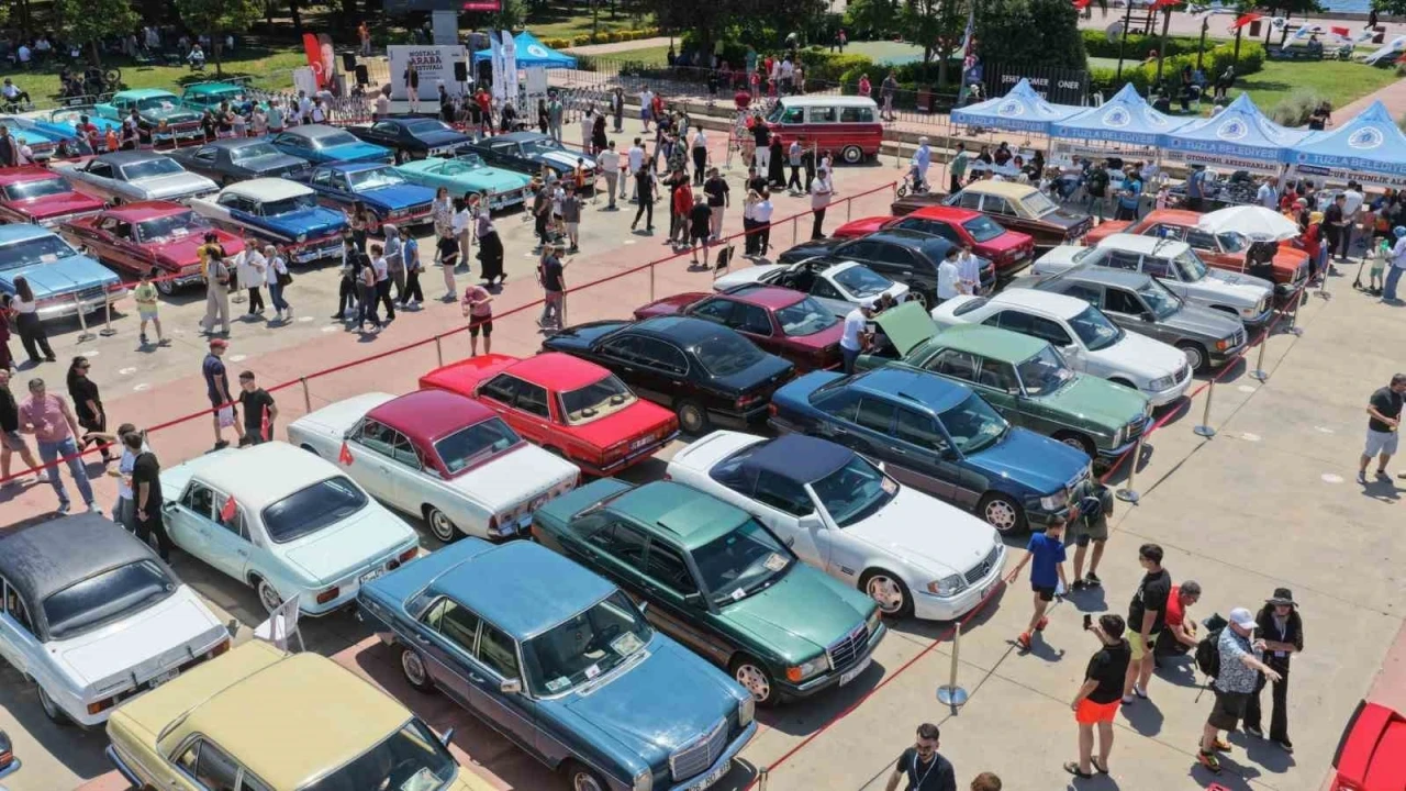 Tuzla&rsquo;da nostalji r&uuml;zgarı: Klasik otomobiller sahilde buluştu
