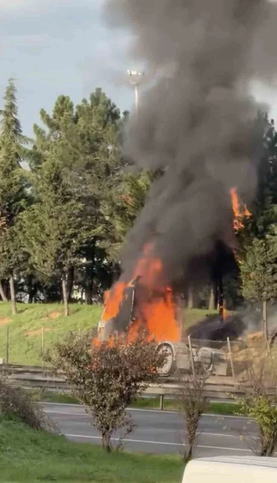 Tuzla’da seyir halindeki tır alev alev yandı
