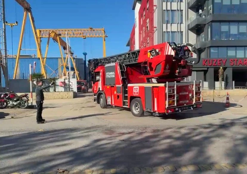 Tuzla Tersanesi&rsquo;nde gemi yangını paniğe neden oldu
